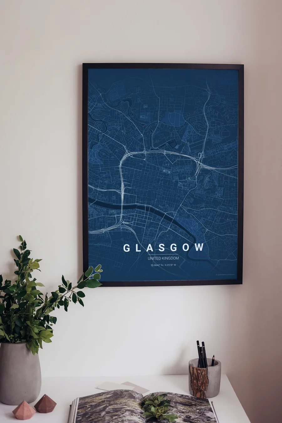 Pôster do mapa de Glasgow emoldurado na parede de uma sala
