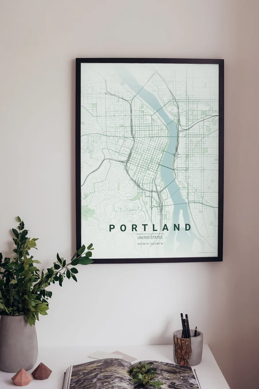 Póster del mapa de Portland enmarcado en la pared de un salón