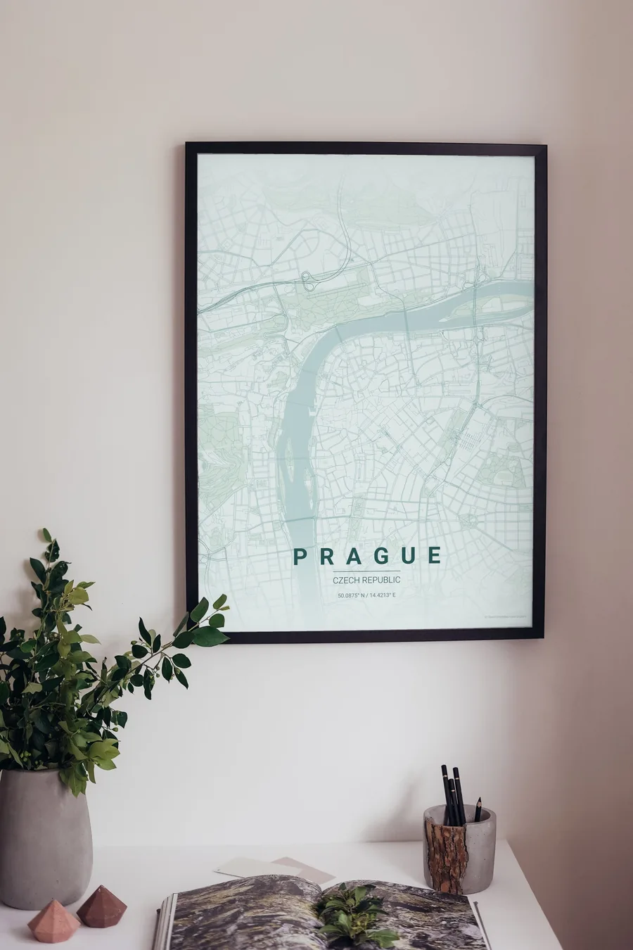 Indrammet kortplakat med Prag på en stuevæg