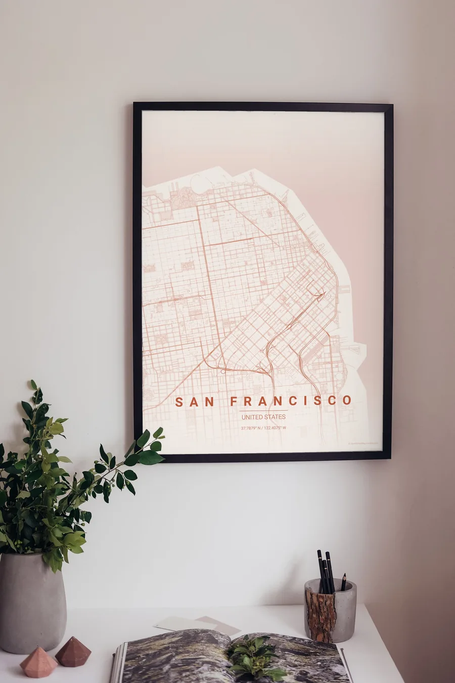 Poster de la carte de San Francisco encadré sur un mur de salon
