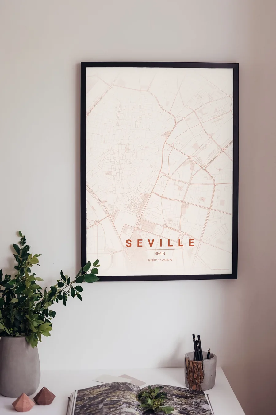 Póster del mapa de Sevilla enmarcado en la pared de un salón