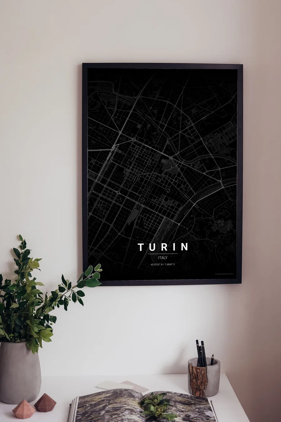 Poster de la carte de Turin encadré sur un mur de salon
