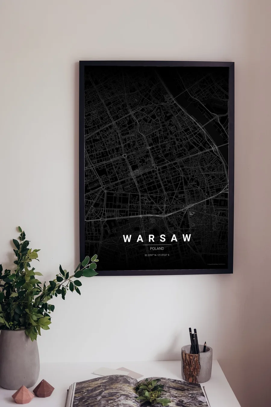 Innrammet kartplakat av Warszawa på en stuevegg